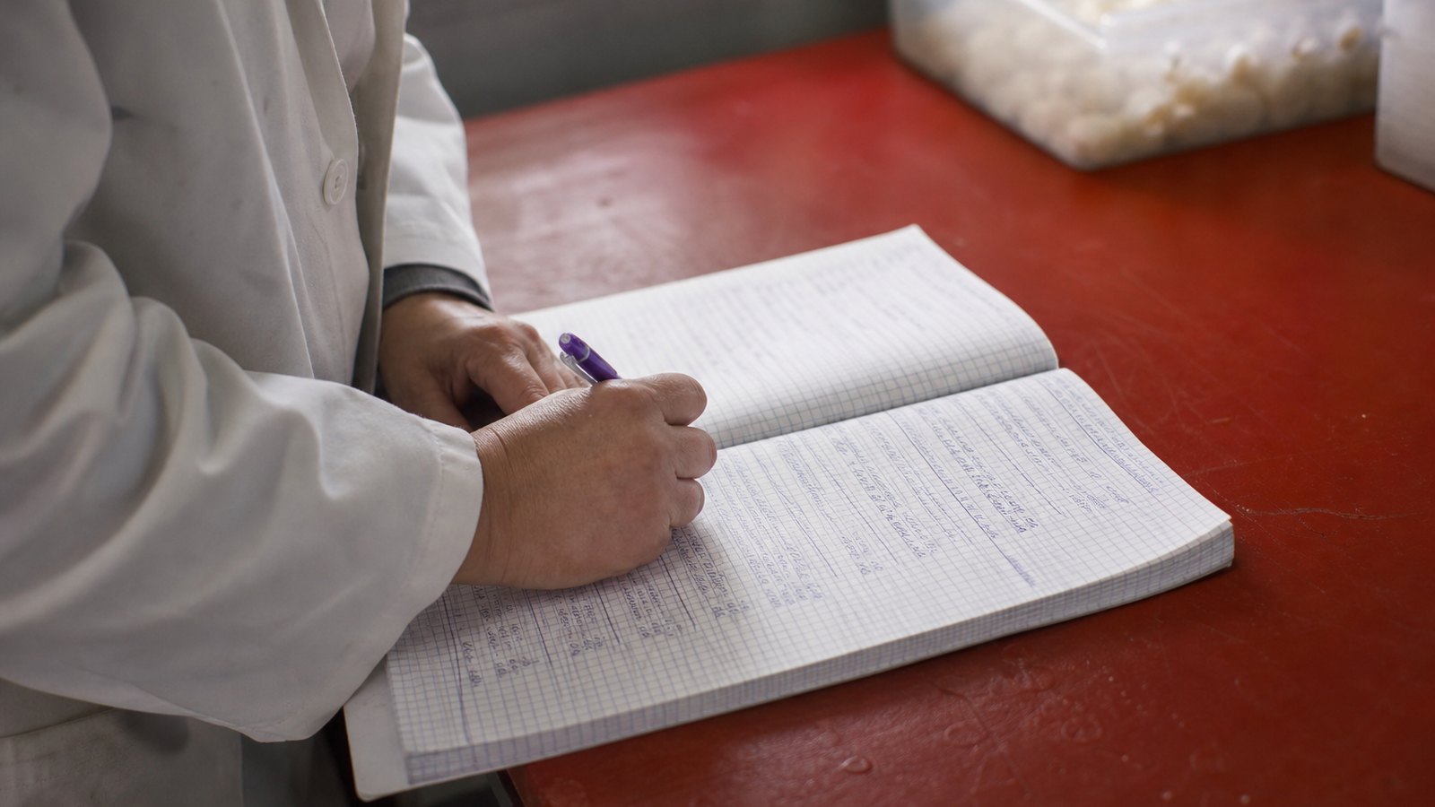 Cahier de traçabilité papier dans un atelier alimentaire